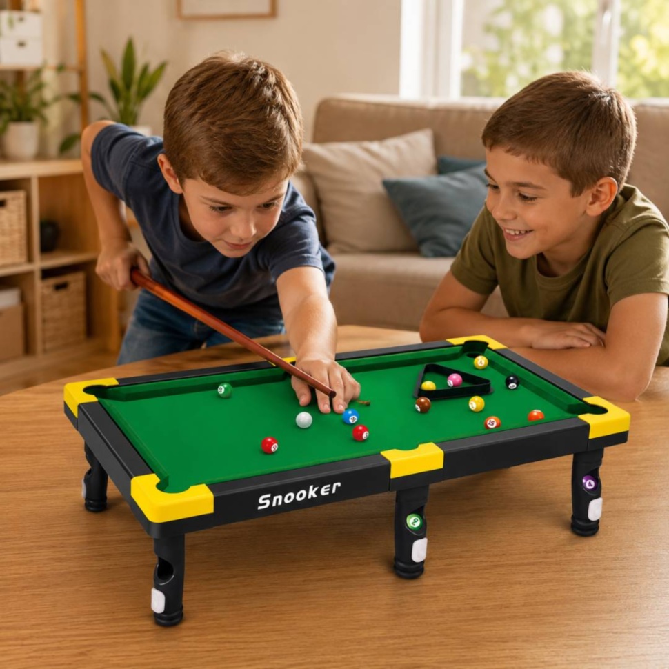 Copii se joacă la masa de biliard tip snooker acasă