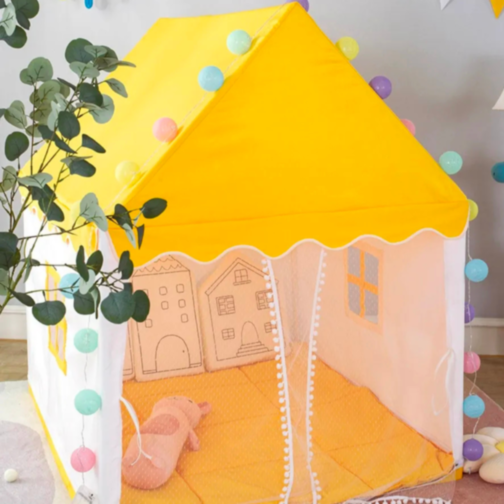 Căsuță de Joacă pentru Copii, Tip Căsuță Galbenă cu Ferestre și Draperii, Design de Poveste