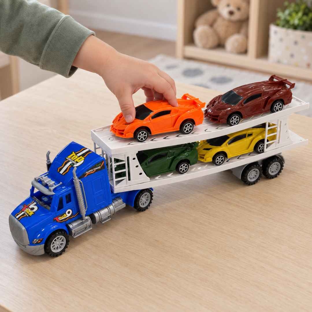 Copil așază mașinuța portocalie pe nivelul superior al camionului transportor