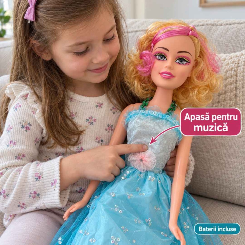 Fetiță apasă zona muzicală a păpușii Lovely Girl, cu baterii incluse