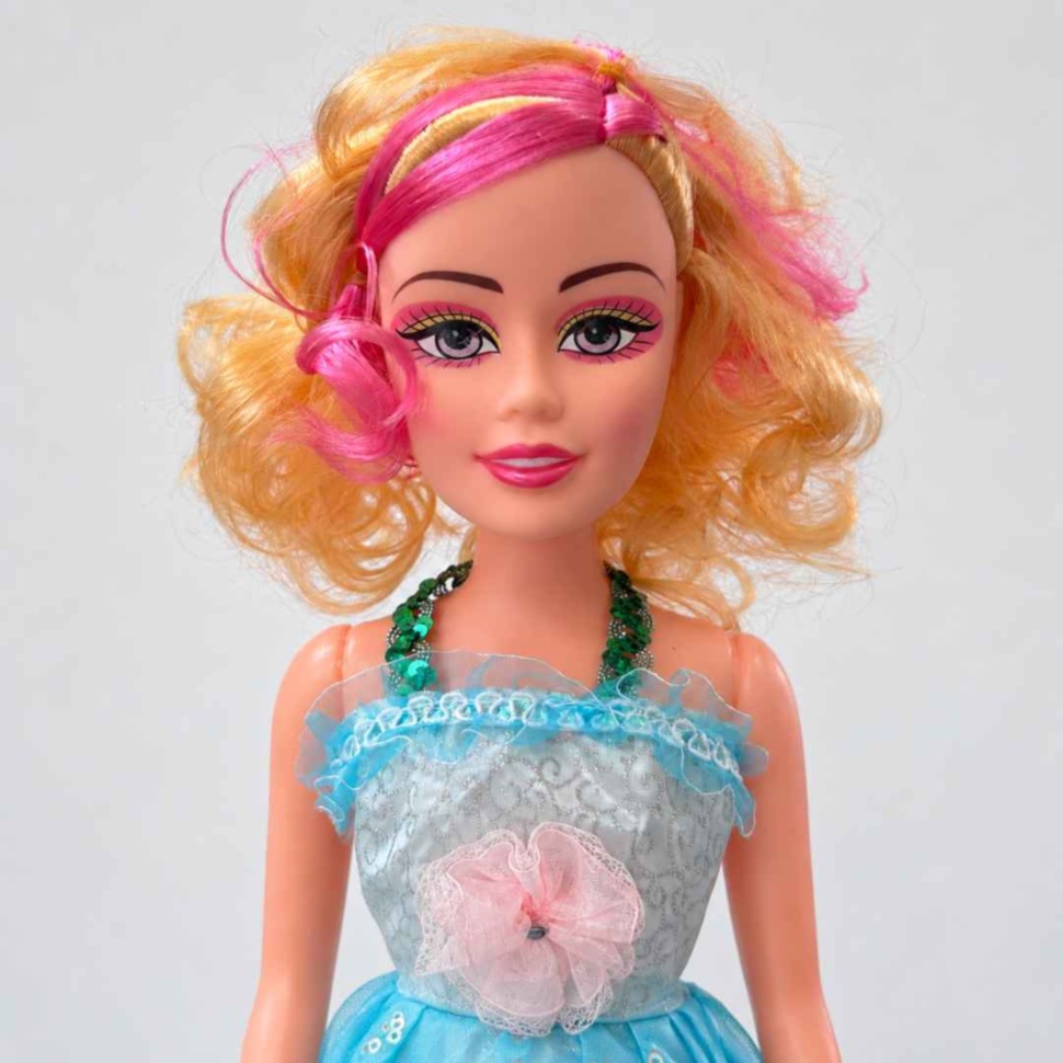 Detaliu al feței, buclelor blonde, șuvițelor roz și rochiei păpușii Lovely Girl