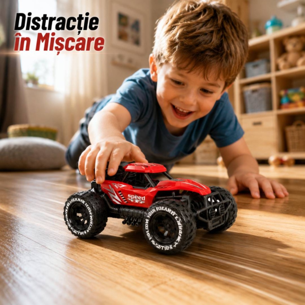 Copil se joacă cu mașină off-road cu inerție în cameră