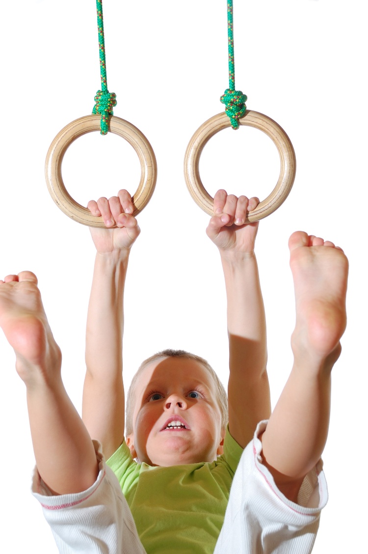 Висеть или весеть. Малыш спортивных кольцах. Кольца для детей спортивные. Ребенок висит на кольцах. Занятия на кольцах для детей.