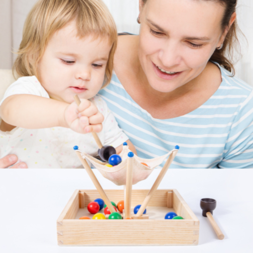 Joc Montessori din Lemn 3 în 1 – Prinde, Sortează și Potrivește Bile Colorate