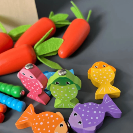 Cub Montessori Lemn 8 în 1 cu Legume și Pescuit Cub Montessori Lemn 8 în 1 cu Legume și Pescuit