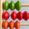 Numărătoare din lemn cu 100 de bile colorate