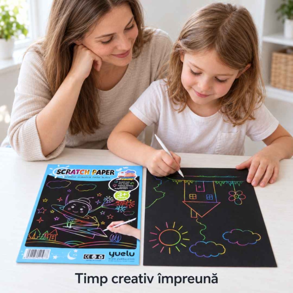 Mamă și fiică petrec timp creativ împreună, desenând pe o foaie Scratch Paper