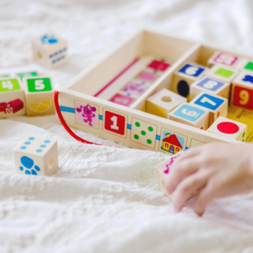 Set de cuburi din lemn cu șireturi educative Montessori