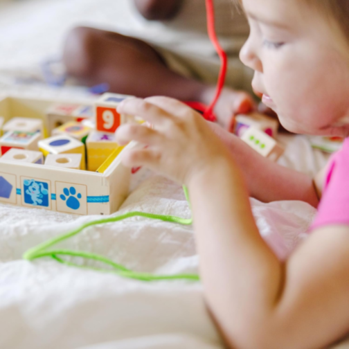 Set de cuburi din lemn cu șireturi educative Montessori