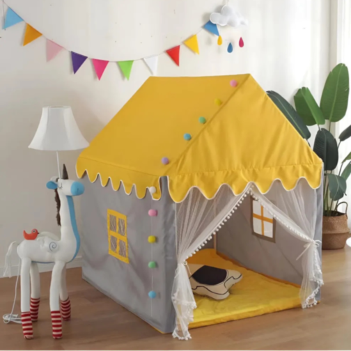 Căsuță de Joacă pentru Copii, Tip Căsuță Galbenă cu Ferestre și Draperii, Design de Poveste 