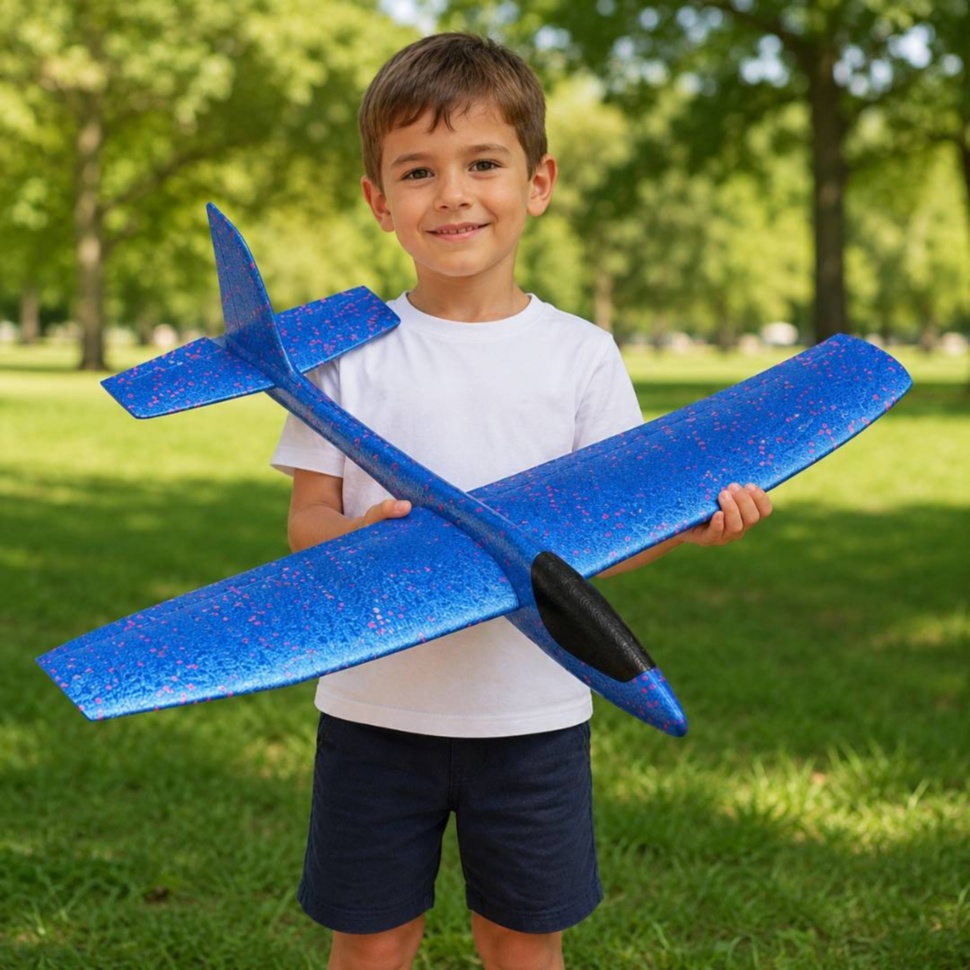 Copil ține avionul planor mare în parc