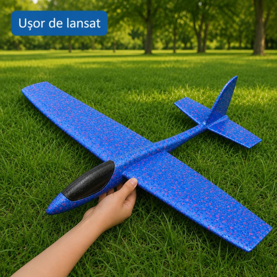 Avion planor albastru pregătit pentru lansare pe iarbă