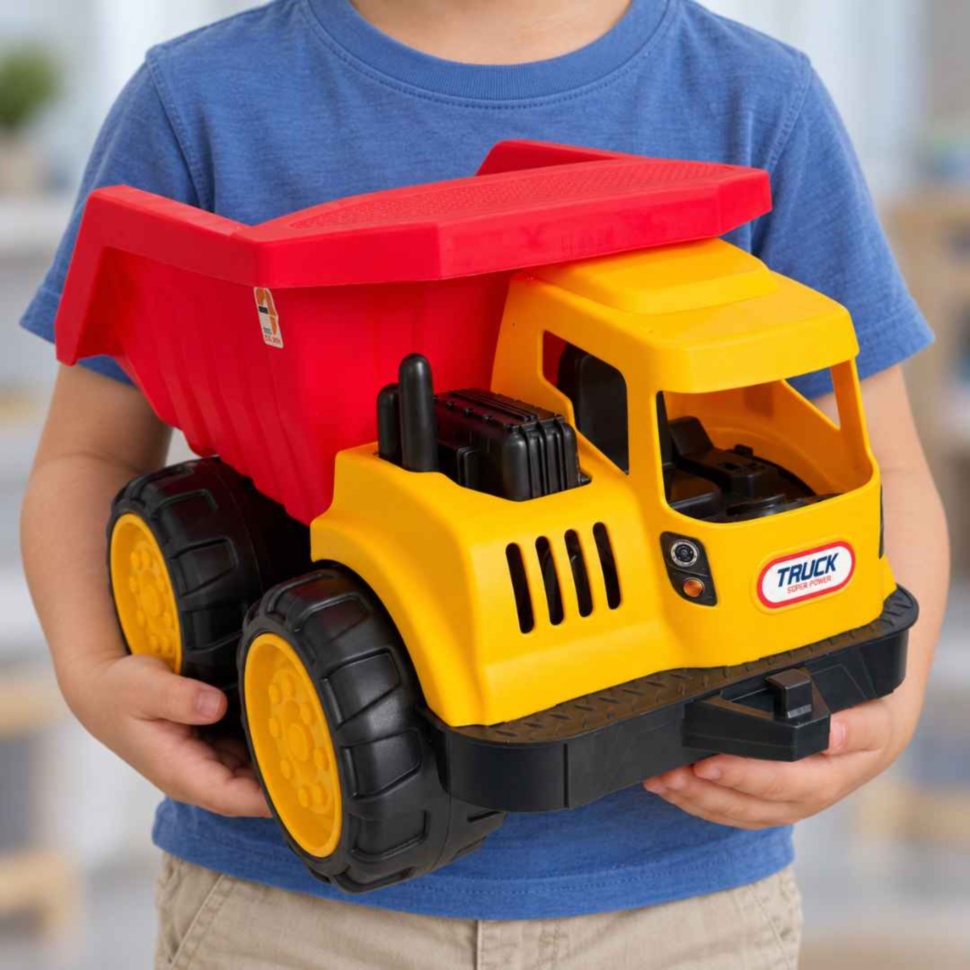 Copil ține în mâini camionul basculant galben cu benă roșie, de 34 cm