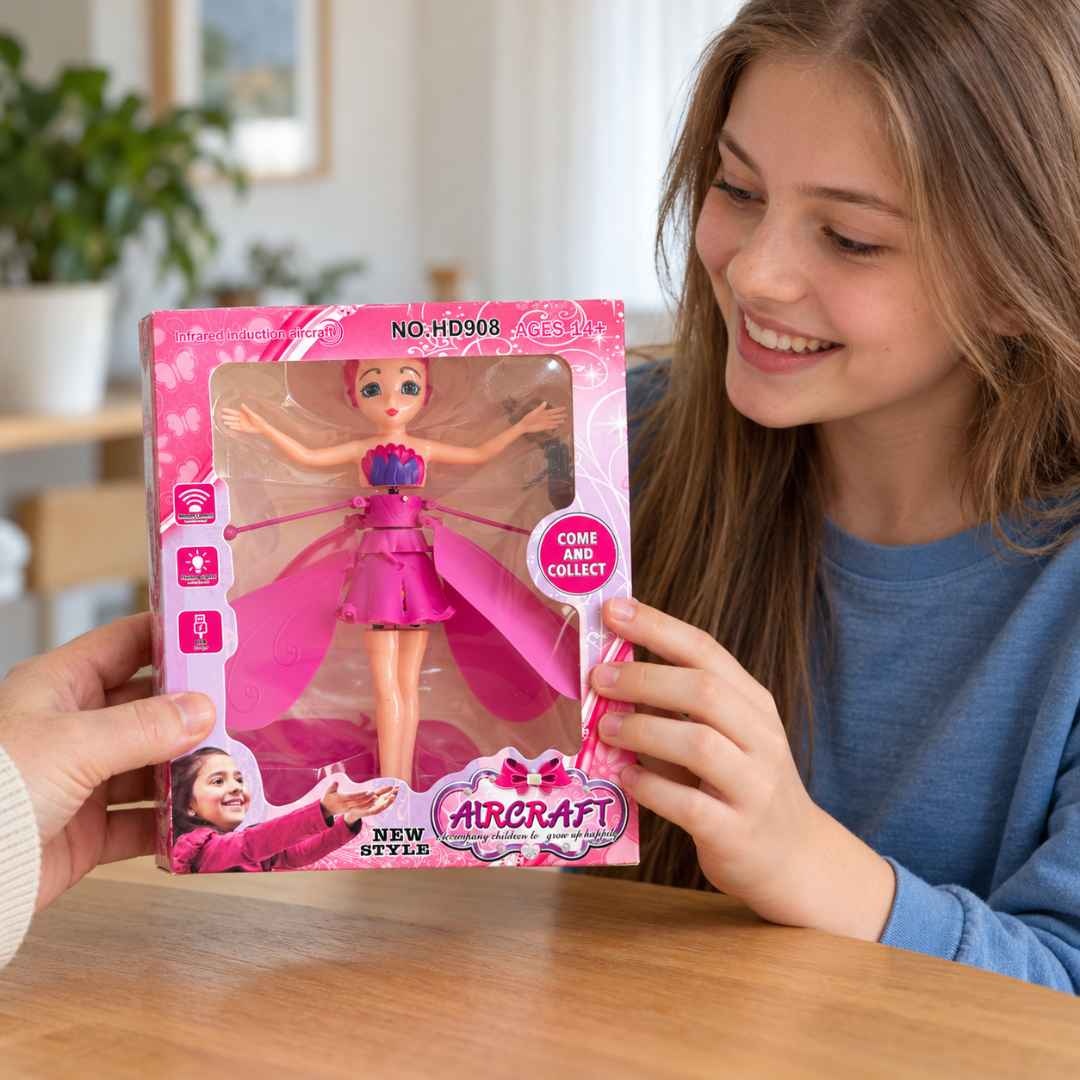 Adolescentă care primește păpușa zburătoare în ambalajul original
