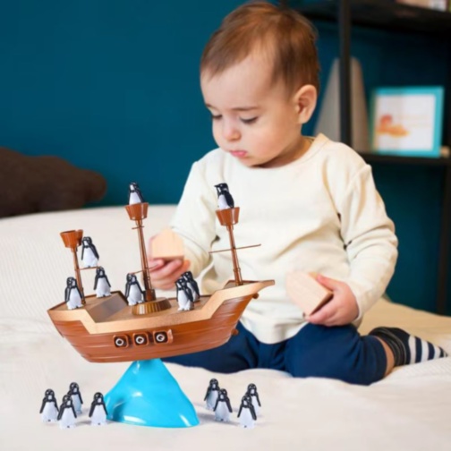 Joc de Echilibru Pirate Boat cu Pinguini, Dezvoltă Coordonarea și Răbdarea 