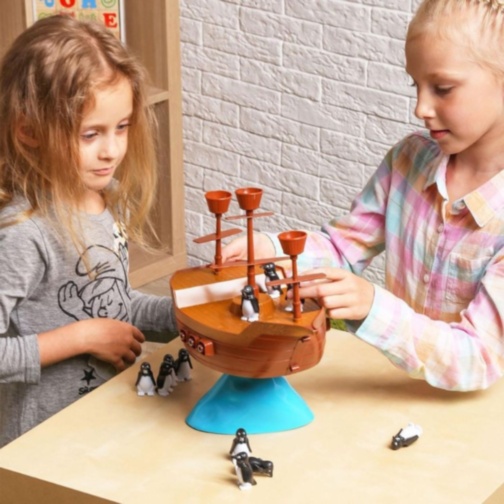 Joc de Echilibru Pirate Boat cu Pinguini, Dezvoltă Coordonarea și Răbdarea 