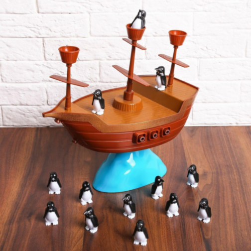 Joc de Echilibru Pirate Boat cu Pinguini, Dezvoltă Coordonarea și Răbdarea