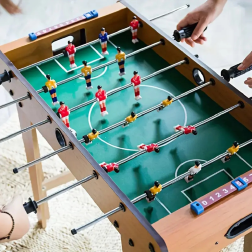 Masa de Fotbal pentru Copii cu Picioare din Lemn – Joc de Fotbal de Masă 69x37x62 cm