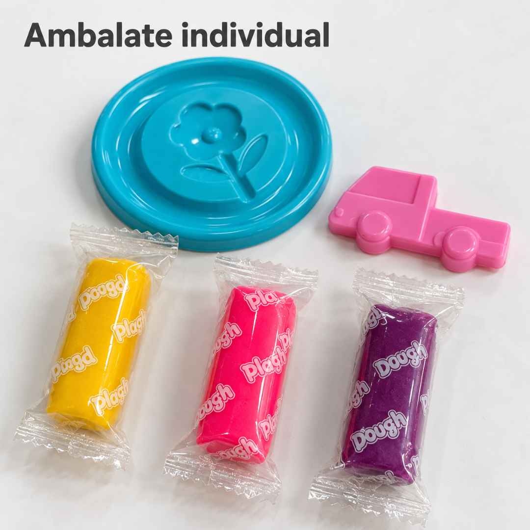 Bucăți de plastilină ambalate individual, alături de capacul găletușei și o formă de modelat