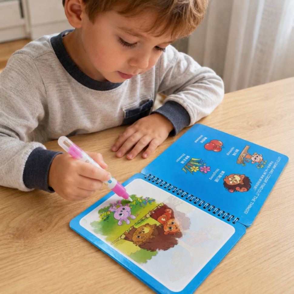 Băiețel colorează cu apă cartea reutilizabilă Magic Water Book