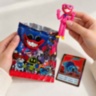 Figurină surpriză Huggy Wuggy cu carte de colecție