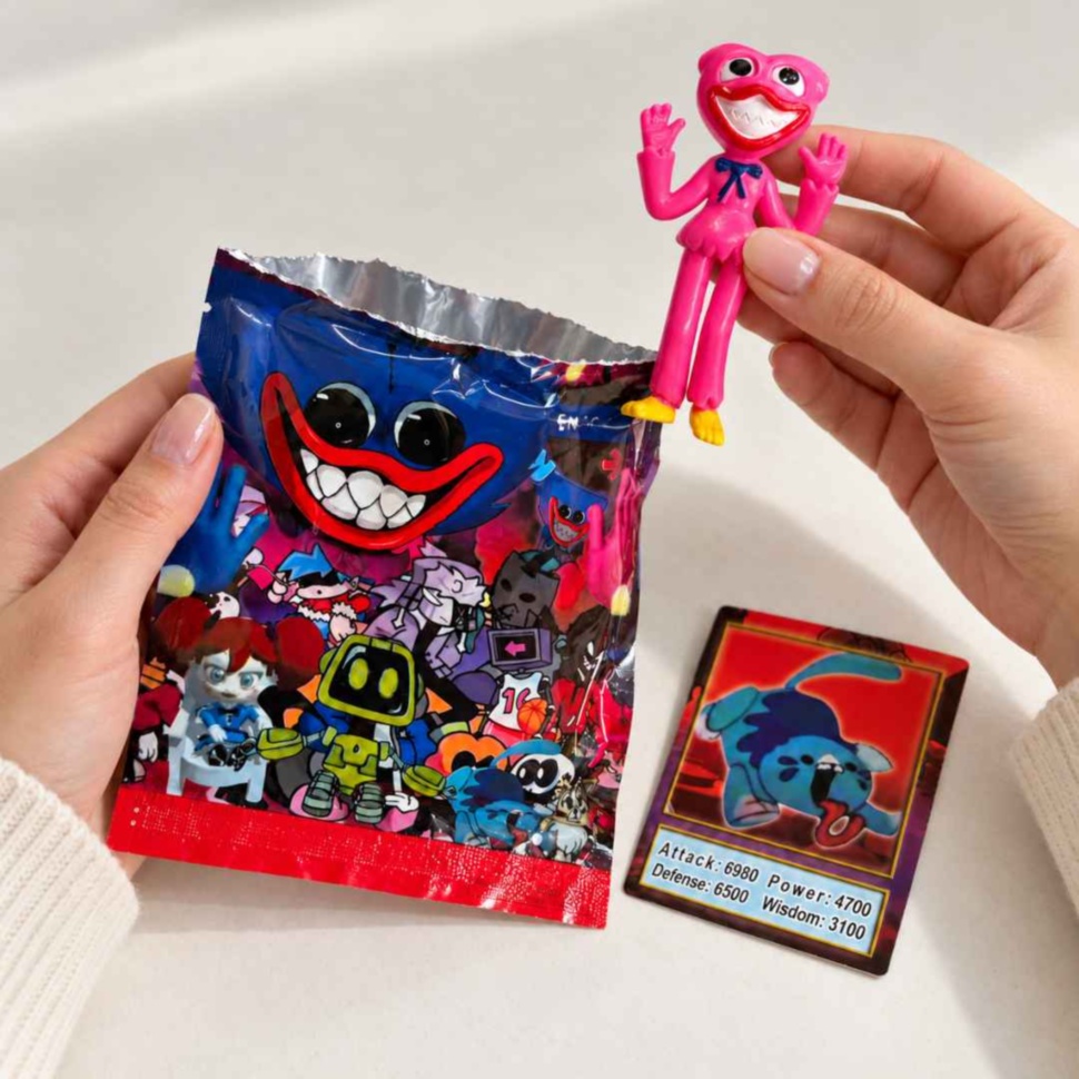 Deschiderea plicului surpriză și descoperirea unei figurine roz, cu o carte de colecție alături