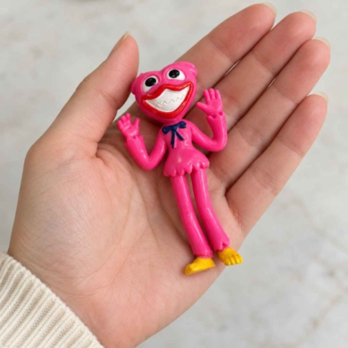Figurină surpriză Huggy Wuggy cu carte de colecție
