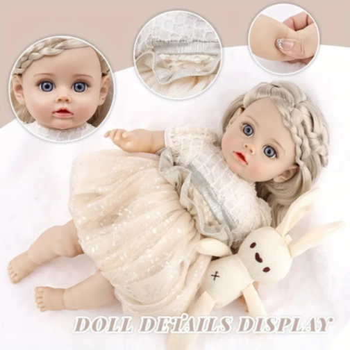 Păpușă Reborn Interactivă Blondă cu Rochie Albă și Voce – 35 cm
