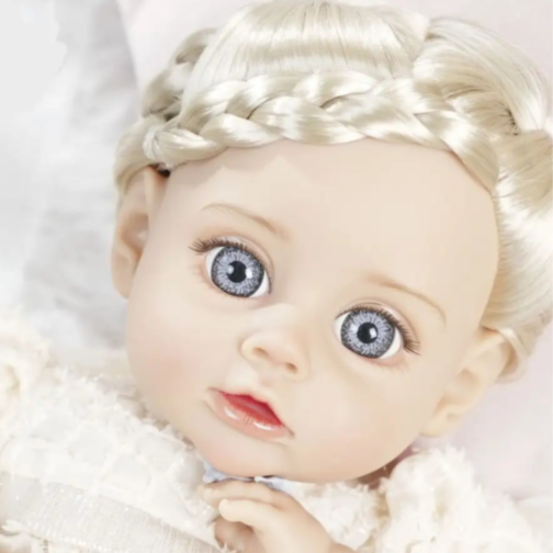 Păpușă Reborn Interactivă Blondă cu Rochie Albă și Voce – 35 cm