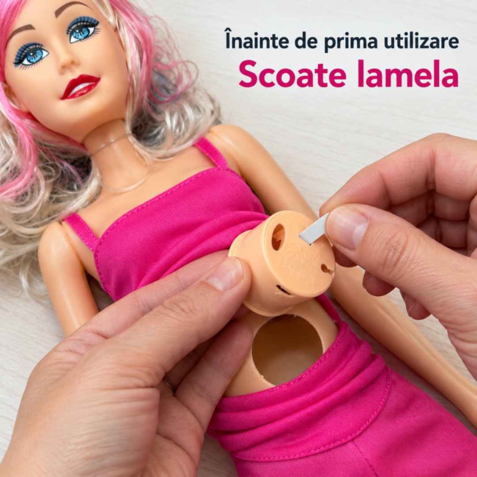 Îndepărtarea lamelei izolatoare din modulul muzical al păpușii înainte de prima utilizare