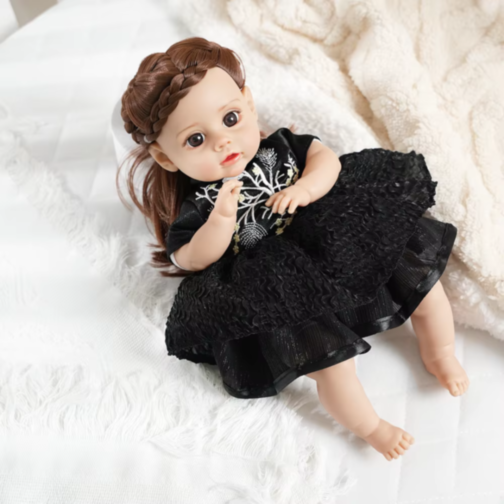 Păpușă Reborn Interactivă cu Corp Moale și Rochie Elegantă – 35 cm
