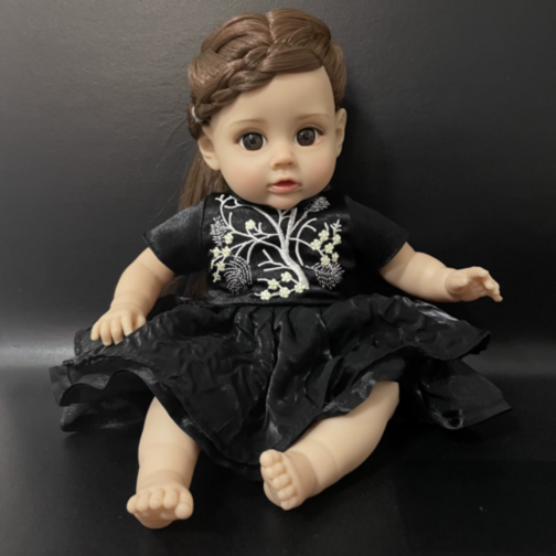 Păpușă Reborn Interactivă cu Corp Moale și Rochie Elegantă – 35 cm