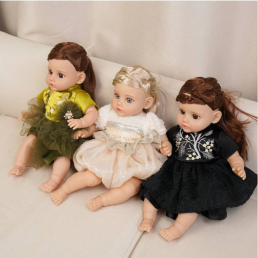 Păpușă Reborn Interactivă cu Corp Moale și Rochie Elegantă – 35 cm