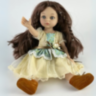 Păpușă Elegantă cu Rochie din Tulle și Împletituri Decorative