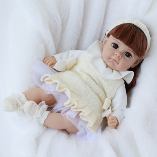 Păpușă Reborn cu Corp Moale și Ținută Călduroasă Crem – 35 cm