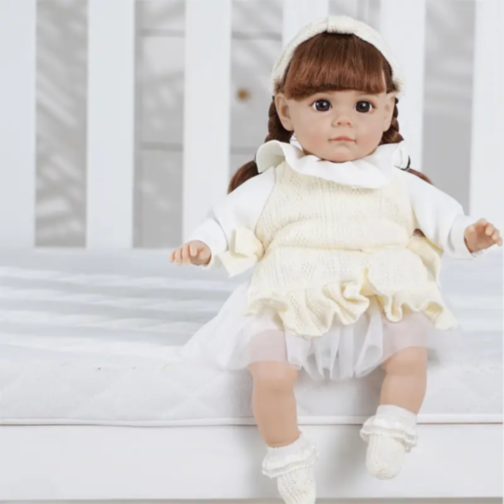 Păpușă Reborn cu Corp Moale și Ținută Călduroasă Crem – 35 cm