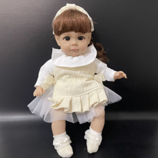 Păpușă Reborn cu Corp Moale și Ținută Călduroasă Crem – 35 cm