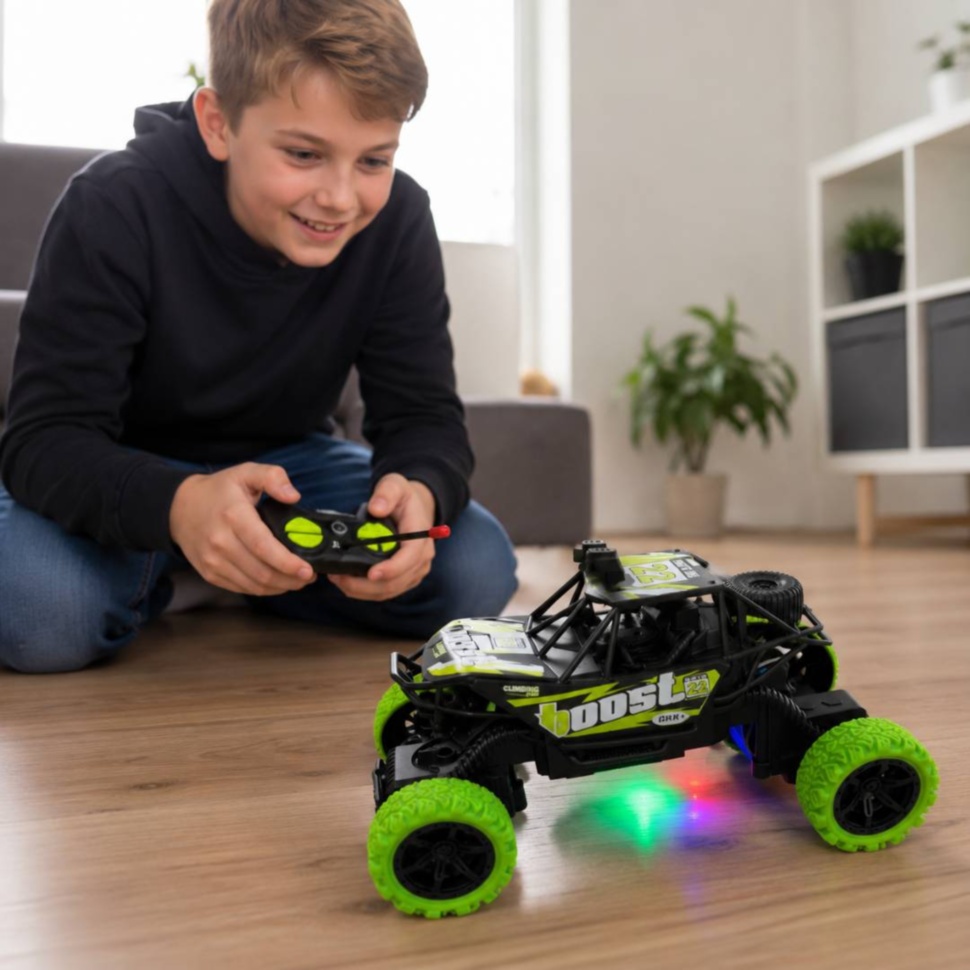 Copil controlează mașina off-road RC cu telecomanda