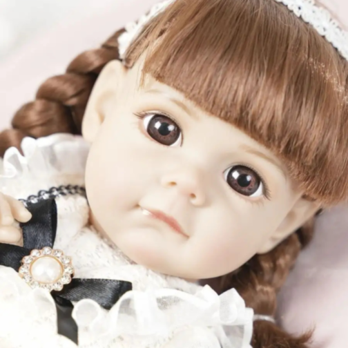 Păpușă Reborn cu Rochie Dantelată și Fundiță Elegantă – 36 cm