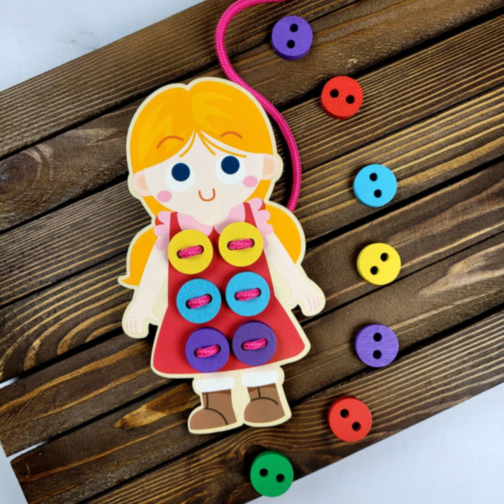 Jucărie Montessori din Lemn – Îmbracă Fetița cu Nasturi Colorati