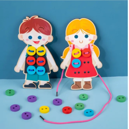 Jucărie Montessori din Lemn – Îmbracă Fetița cu Nasturi Colorati