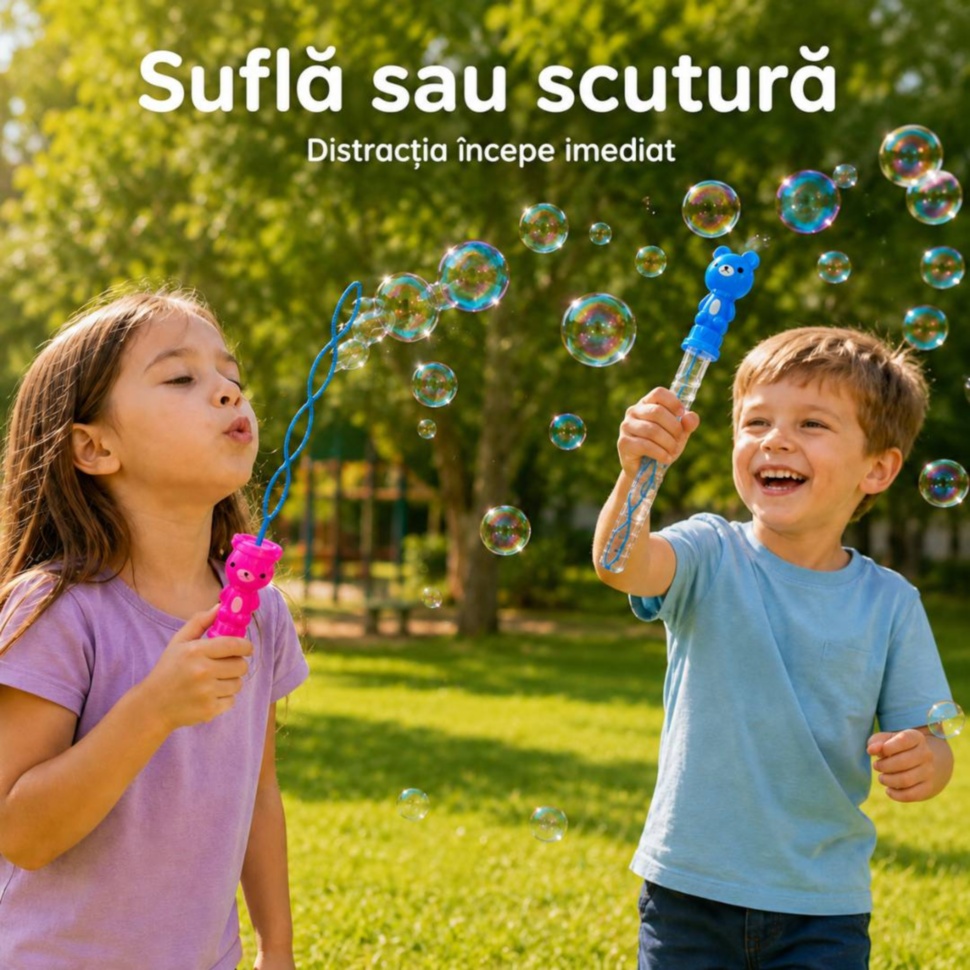 Doi copii se joacă afară cu baghete pentru baloane de săpun