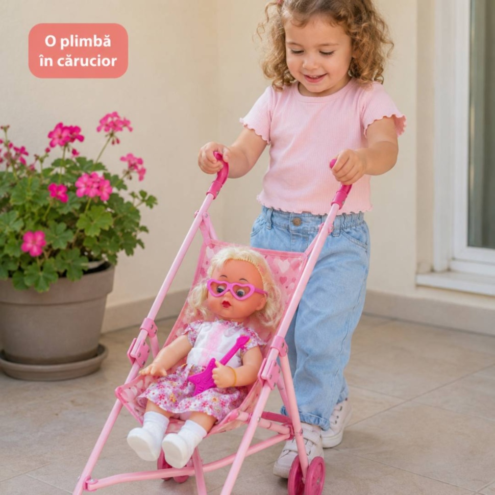 Păpușa muzicală este plimbată într-un cărucior de jucărie roz