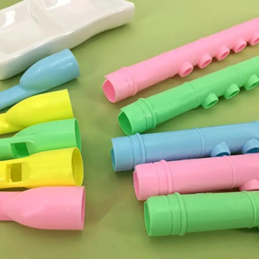 1buc. Fluier colorat pentru copii
