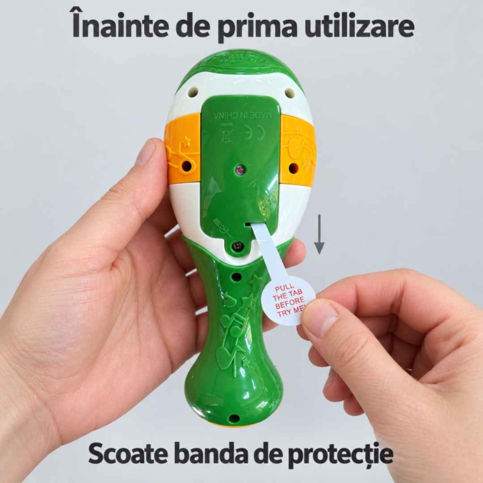 Un adult scoate banda de protecție a bateriilor din maraca electronică înainte de prima utilizare