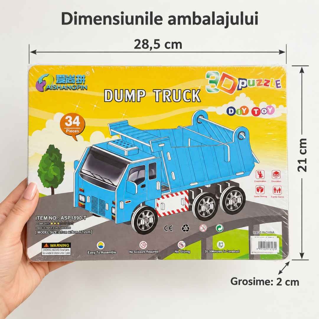 Ambalajul puzzle-ului Dump Truck ținut într-o mână, cu dimensiunile de 28,5 × 21 × 2 cm