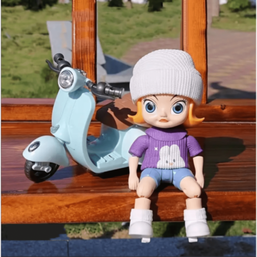 Păpușă cu Scuter Electric cu Lumini și Muzică (culoare aleatorie) Păpușă cu Scuter Electric cu Lumini și Muzică (culoare aleatorie)