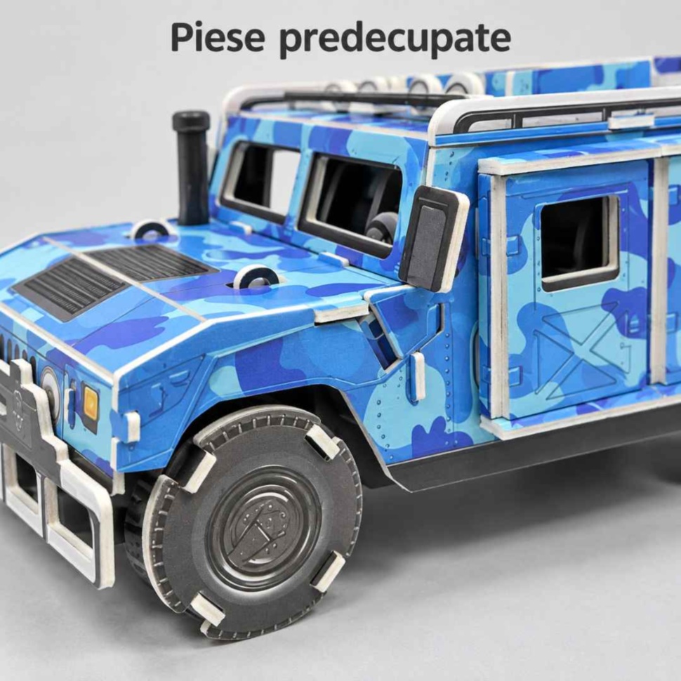 Detaliu al modelului Hummer asamblat, cu camuflaj albastru, roți și îmbinări ale pieselor vizibile