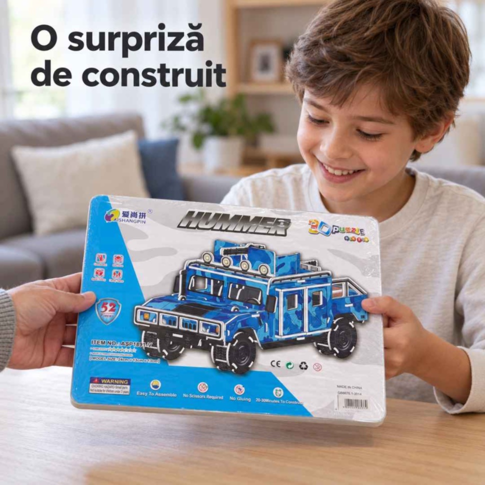 Copil primește pachetul puzzle-ului Hummer cu 52 de piese, prezentat ca un cadou de construit