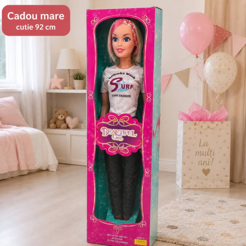 Păpușă muzicală de 90 cm prezentată în cutia cadou de 92 cm